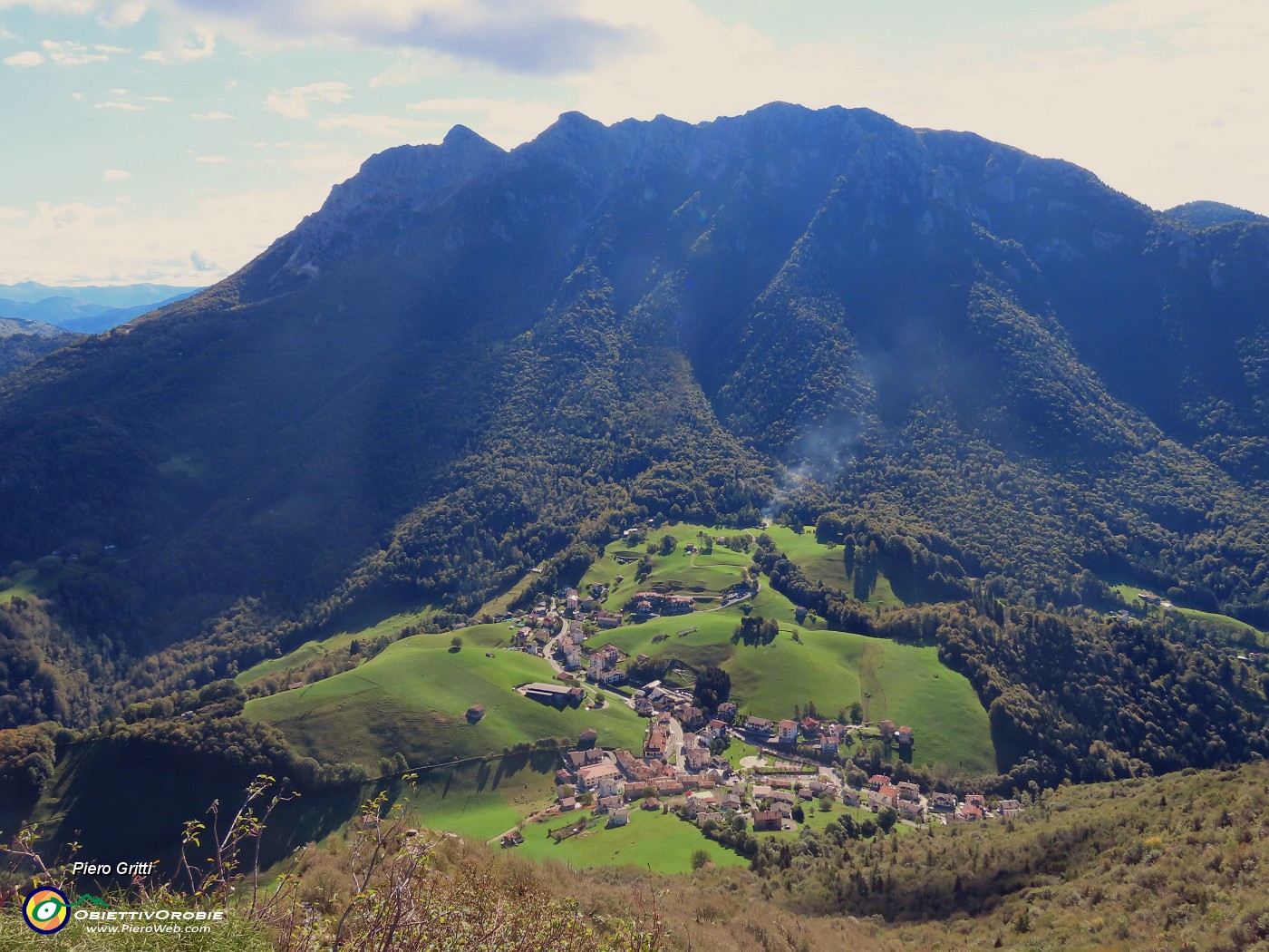 44 Dalla croce del Monte Castello Valpiana ai piedi del versante nord-ovest del Monte Alben.JPG